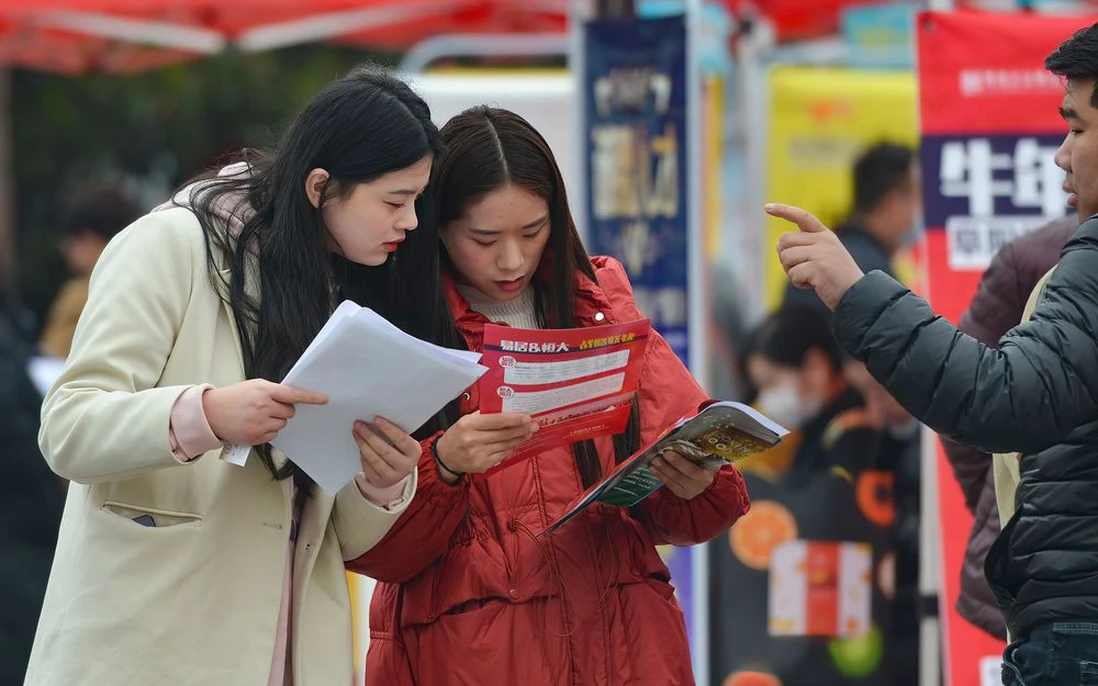 Không xin được việc, cử nhân Trung Quốc đổ xô đi học nghề